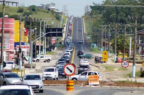 Motoristas enfrentam fila na SC-445 para chegar à praia