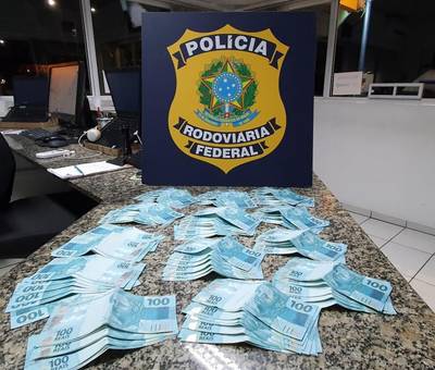 Após comprar carro com mais de R$ 13 mil em notas falsas, mulher é detida na BR-101  