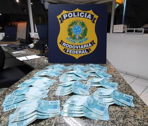 Após comprar carro com mais de R$ 13 mil em notas falsas, mulher é detida na BR-101  