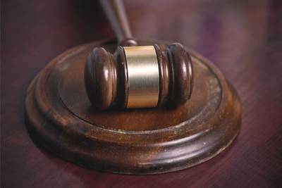 Mantida condenação a mulher que relacionou furto de luvas à exoneração de servidor em Imbituba