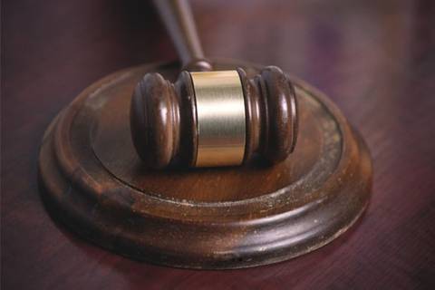 Mantida condenação a mulher que relacionou furto de luvas à exoneração de servidor em Imbituba