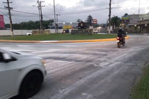 Motoristas devem redobrar a atenção na rodovia Luiz Rosso após derramamento de óleo em Criciúma