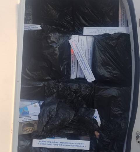 PRF apreende 40 mil maços de cigarros contrabandeados em carro de locadora em Navegantes