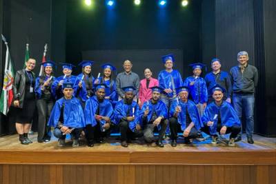 Instituição e Bairro da Juventude certificam alunos em cursos gratuitos de qualificação profissional