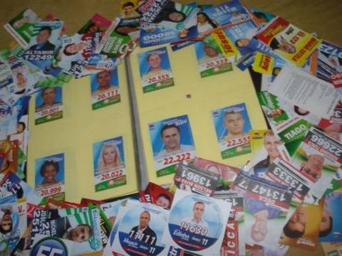 Diversão é colecionar os santinhos dos candidatos
