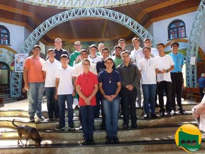Seminaristas diocesanos reunidos em Caravaggio