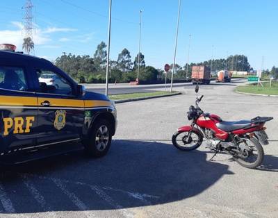PRF recupera motocicleta e veículo com registros de furto em Paulo Lopes e em Porto Belo