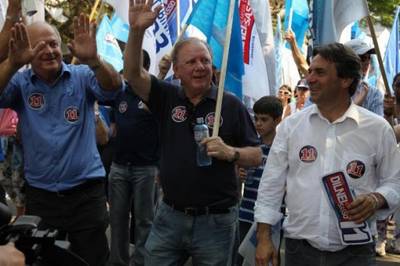 Centenas de pessoas participam da passeata de Dilnei e Sasso