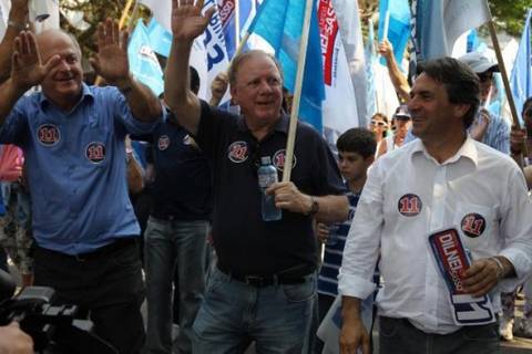 Centenas de pessoas participam da passeata de Dilnei e Sasso