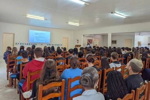 Exposição de produtos com palestras celebra formação do curso Jovens Empreendedores Primeiros Passos