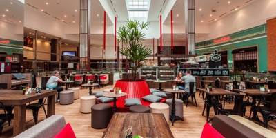 Rede de café com minibiblioteca abre no Nações Shopping