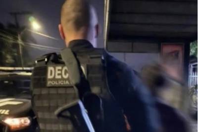 Mulher com mandado de prisão por tráfico de drogas e organização criminosa é presa em Criciúma