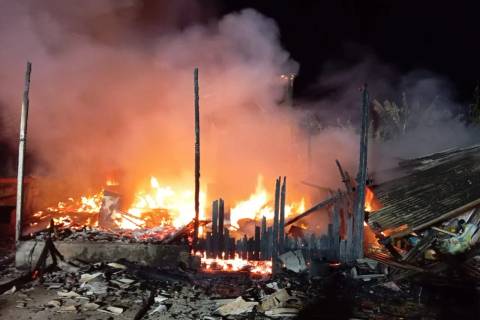 Casa de madeira é destruída por incêndio em Sombrio
