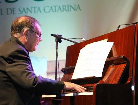 Pianista Pedro Dominguez apresenta recital no Teatro Elias Angeloni