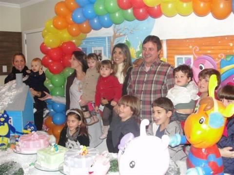 Elton Zanatta e esposa confraternizam 2º aniversário de seus filhos