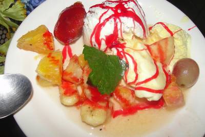 Frutas Flambadas com Conhaque e Sorvete