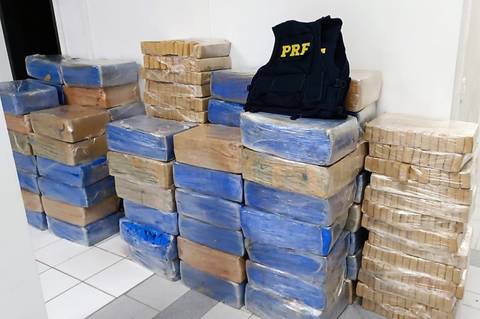 PRF apreende quase duas toneladas de maconha que seriam entregues no litoral catarinense 
