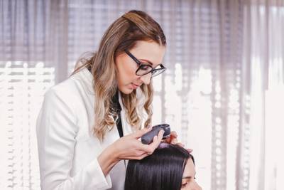 Cabelo caindo após o diagnóstico de Covid-19? dermatologista explica que há tratamento 