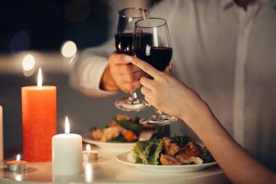 Casais esgotam vagas nos restaurantes para celebrar o Dia dos Namorados em Criciúma