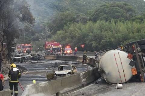 Morro dos Cavalos: com 21 veículos e três carretas destruídos, quem pagará a conta?