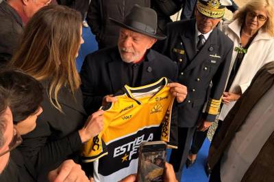 Lula recebe camisa do Criciúma durante agenda em Santa Catarina