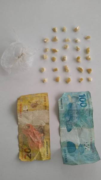 Adolescente é detido e polícia apreende 28 pedras de crack