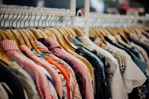 Bazar solidário conta com roupas e acessórios a partir de R$ 2 em Balneário Rincão