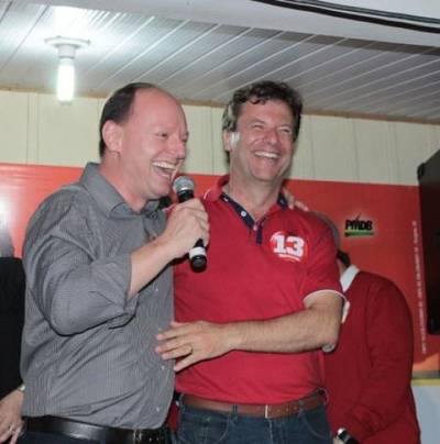 Moradores do Raichaski ouvem Murialdo e Sandro