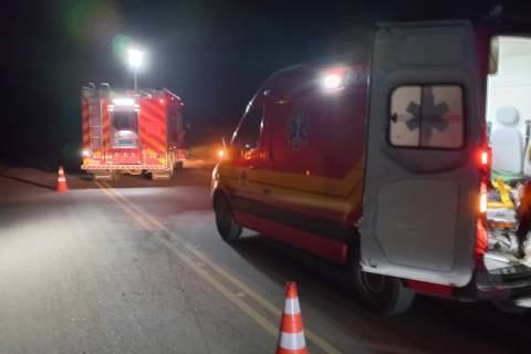 Motorista fica encarcerado após carro sair da pista na SC-435