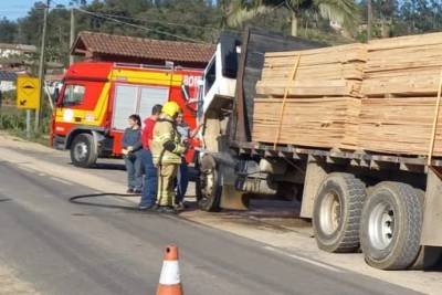 Caminhão que carregava madeira incendeia na SC-435