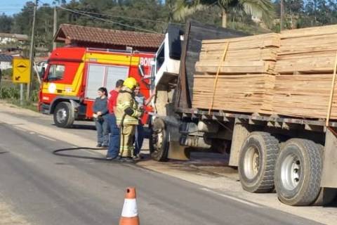 Caminhão que carregava madeira incendeia na SC-435