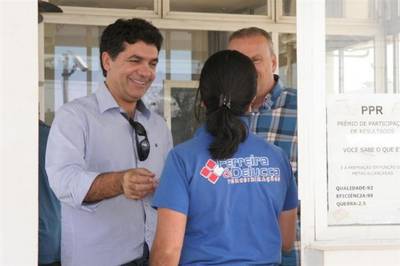 Salvaro e Márcio visitam eleitores em empresas cerâmicas