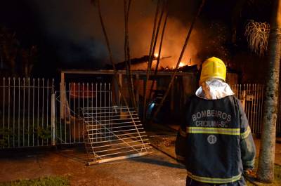 VÍDEO: Casa é destruída em incêndio no bairro Pio Corrêa 