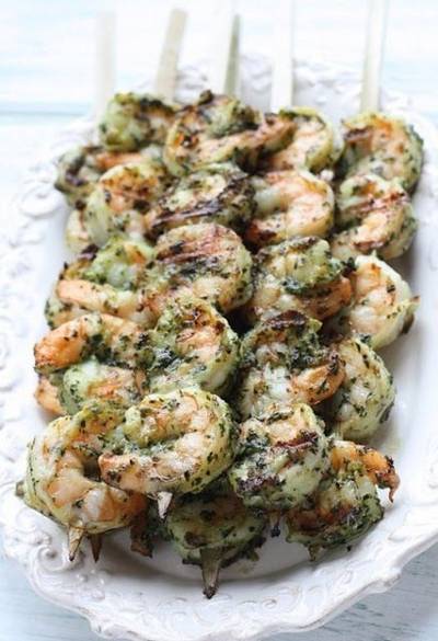 Espetinho de Camarão ao Molho Pesto