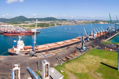 Porto de Imbituba atinge recorde histórico de 8,3 milhões de toneladas em 2024
