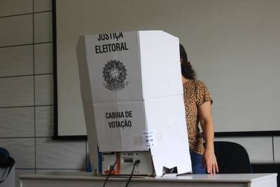 Após movimento intenso na primeira hora de votação, quase não há filas na Padre Miguel Giacca 