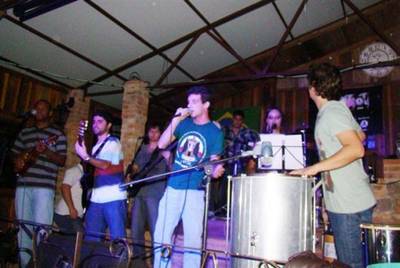 Domingo de rock e samba no Ventuno Pub