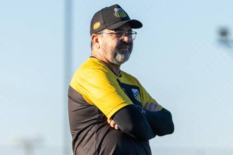 ‘É uma vergonha uma coisa dessas’, afirma Enderson Moreira sobre ‘cera’ de goleiro do Tigre