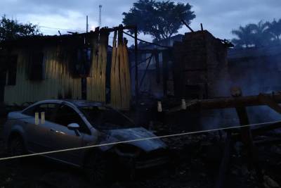 Casa é destruída por incêndio em Criciúma