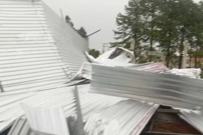 Vento destelha galpão e casas em Treze de Maio