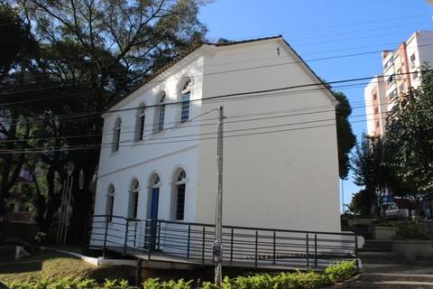 Cantor italiano se apresenta na Praça do Museu