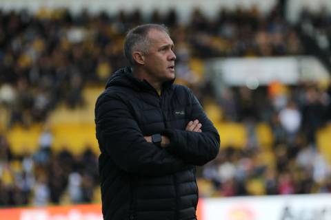 'O juiz ficou nervoso', diz Eduardo Baptista sobre arbitragem após vitória