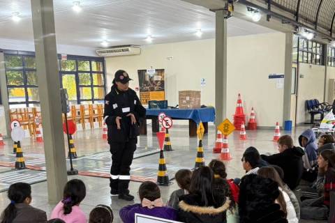 PRF promove ações de educação para o trânsito com crianças em Criciúma e Içara