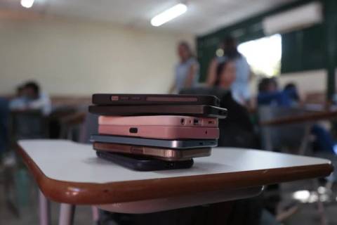Publicadas diretrizes que detalham possibilidades e restrições de uso de celulares em sala de aula