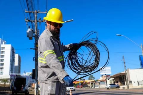 Operação Limpa Fios de Criciúma chega à avenida Rui Barbosa nesta terça-feira