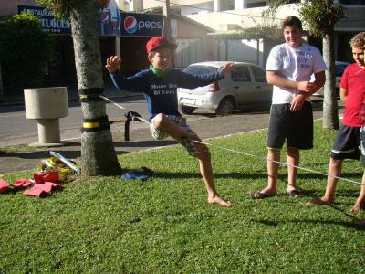 Aulas de slackline são oferecidas em Forquilhinha