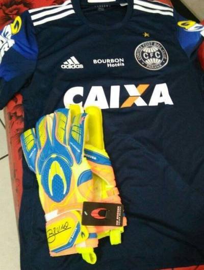 Goleiro do Coritiba doa camisa para leilão pelos animais