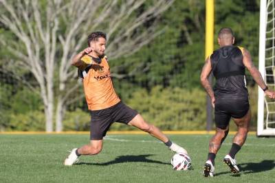 Buscando se manter na liderança, Criciúma recebe o Vila Nova no HH