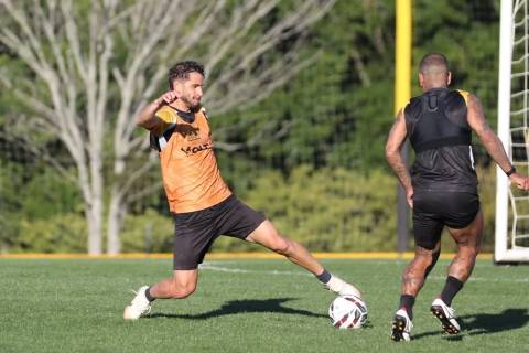 Buscando se manter na liderança, Criciúma recebe o Vila Nova no HH