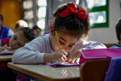 Pela primeira vez, alunos dos anos iniciais da rede estadual têm acesso a aulas de inglês